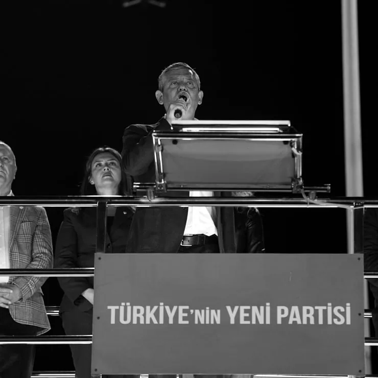 Yeni Parti’de Değişmeyen Siyaset Tartışması
