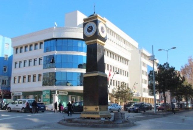 Belediye Meydanına Monte Edilen Saat Kulesi Söküldü