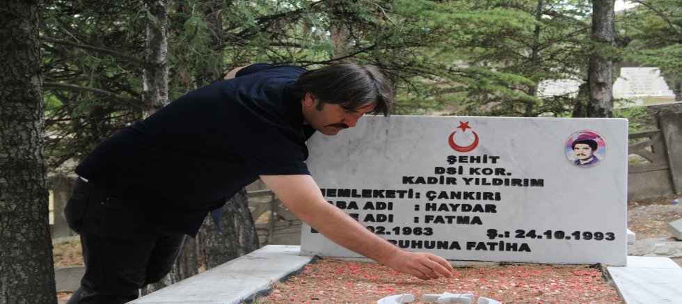 81 İlde 8 Bin Şehit Kabrine Vefa Eli: Çankırılı Vatandaşın Duygulandıran Görevi