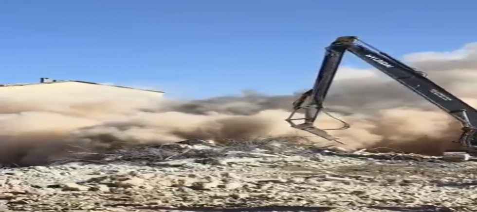 Elazığ'da Ağır Hasarlı Bina İş Makinesinin Temasıyla Yıkıldı 