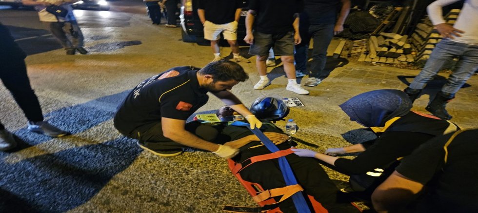 Orhangazi'de Park Halindeki Tıra Çarpan Motosikletteki İki Kişi Yaralandı