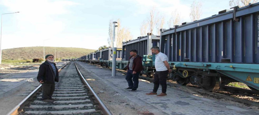 Paralarını alamadıklarını iddia eden ustalar, yaptıkları yoldaki taşları söktü
