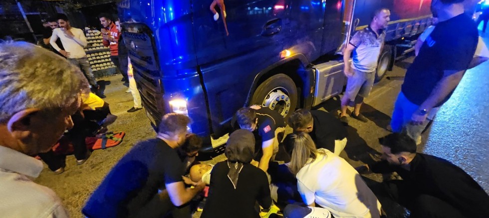 Orhangazi'de Park Halindeki Tıra Çarpan Motosikletteki İki Kişi Yaralandı