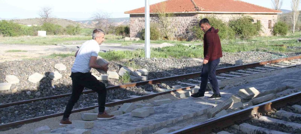 Paralarını alamadıklarını iddia eden ustalar, yaptıkları yoldaki taşları söktü