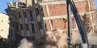 Elazığ'da Ağır Hasarlı Bina İş Makinesinin Temasıyla Yıkıldı 
