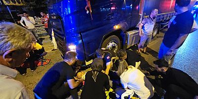 Orhangazi'de Park Halindeki Tıra Çarpan Motosikletteki İki Kişi Yaralandı